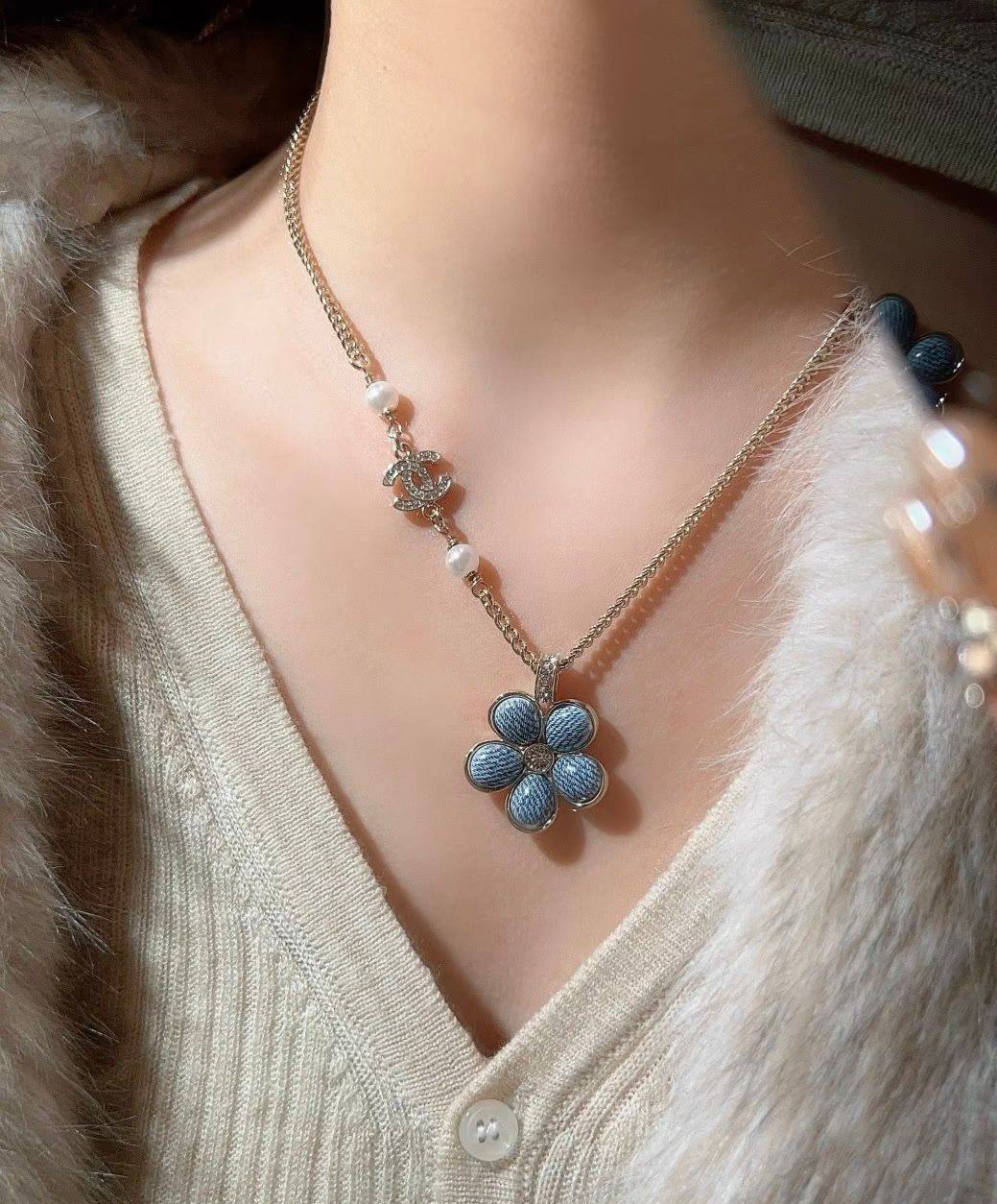Gucci ❤️‍🔥*
BROOCH🦋
Master quality 🍁
With normal boxes 📦 
50 dhs✅
With master box 🗃️ 
65 dhs✅

Zain216
♥️♥️♥️