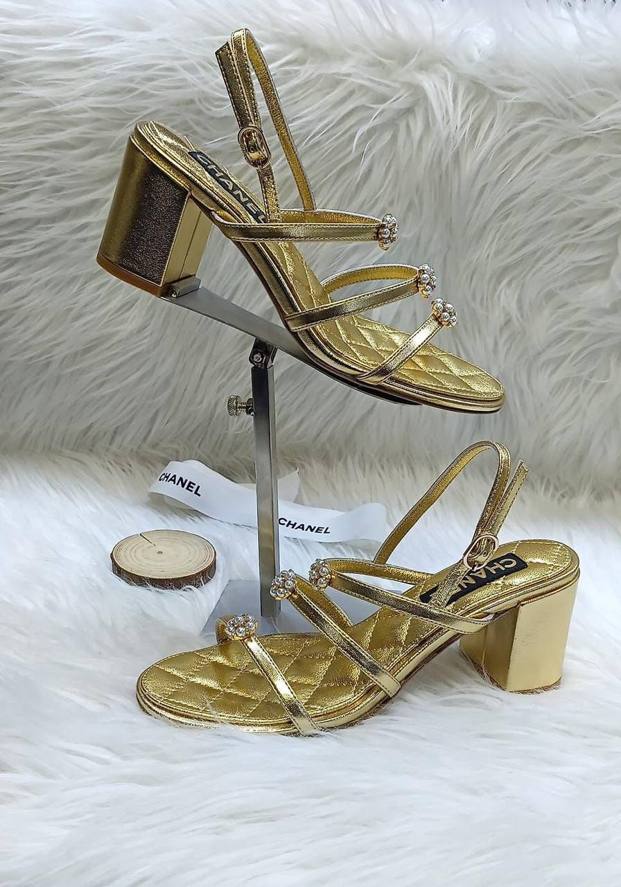 Chanel ❤️
*High quality*❤️
*size: 36 to 42*❤️
350 dhs✅

Zain119
♥️♥️♥️