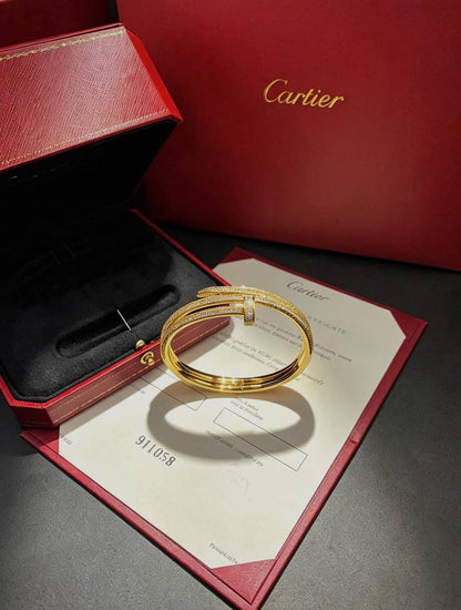 CARTIER BANGLE

MASTER💫✨

160 DHS 🇦🇪

WITH SMALL BOX AND PAPER BAG🛍️🎁

Zain89
♥️♥️♥️