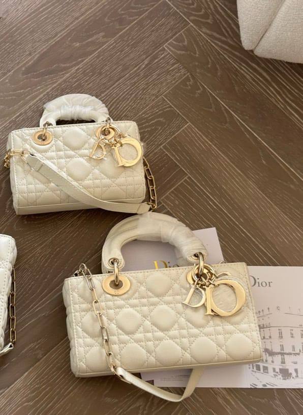 Dior

17cm 300 dhs🇦🇪🇦🇪
22 cm. 320 dhs🇦🇪🇦🇪

Zain10
♥️♥️♥️