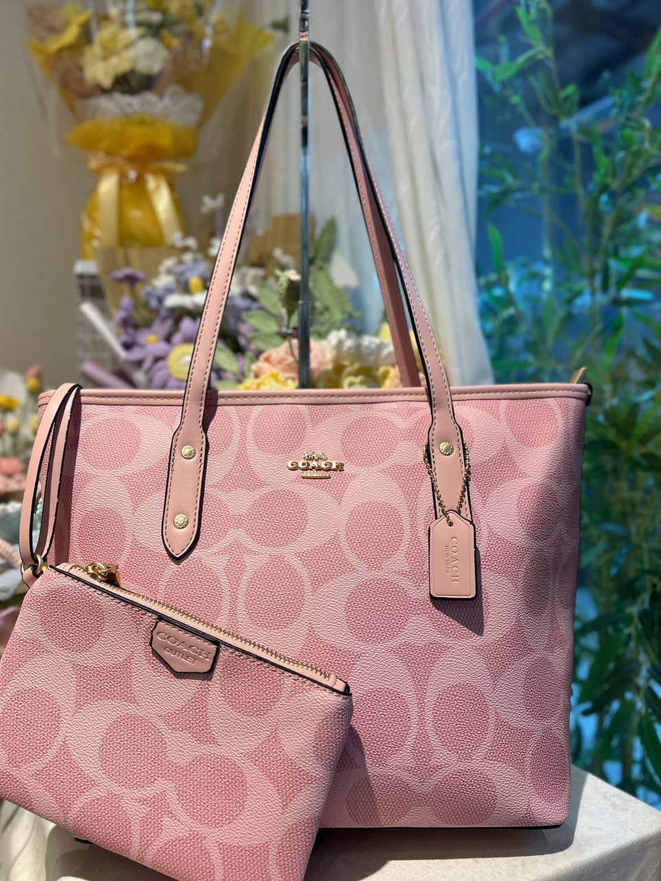 COACH Tote bag
With zipper 
110 dhs✅

Zain254
♥️♥️♥️