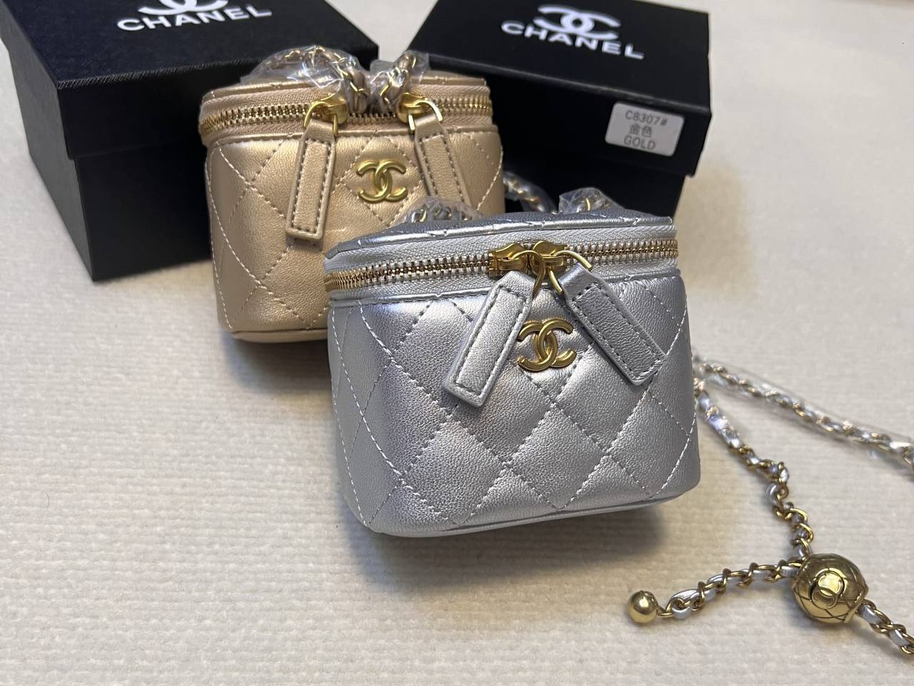Chanel
90 dhs✅

with box
🎁🎁🎁

size small

Zain26
♥️♥️♥️