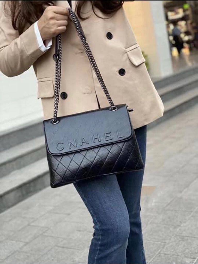 Chanel

105 dhs🌺 

with box
🎁🎁🎁

Zain38
♥️♥️♥️