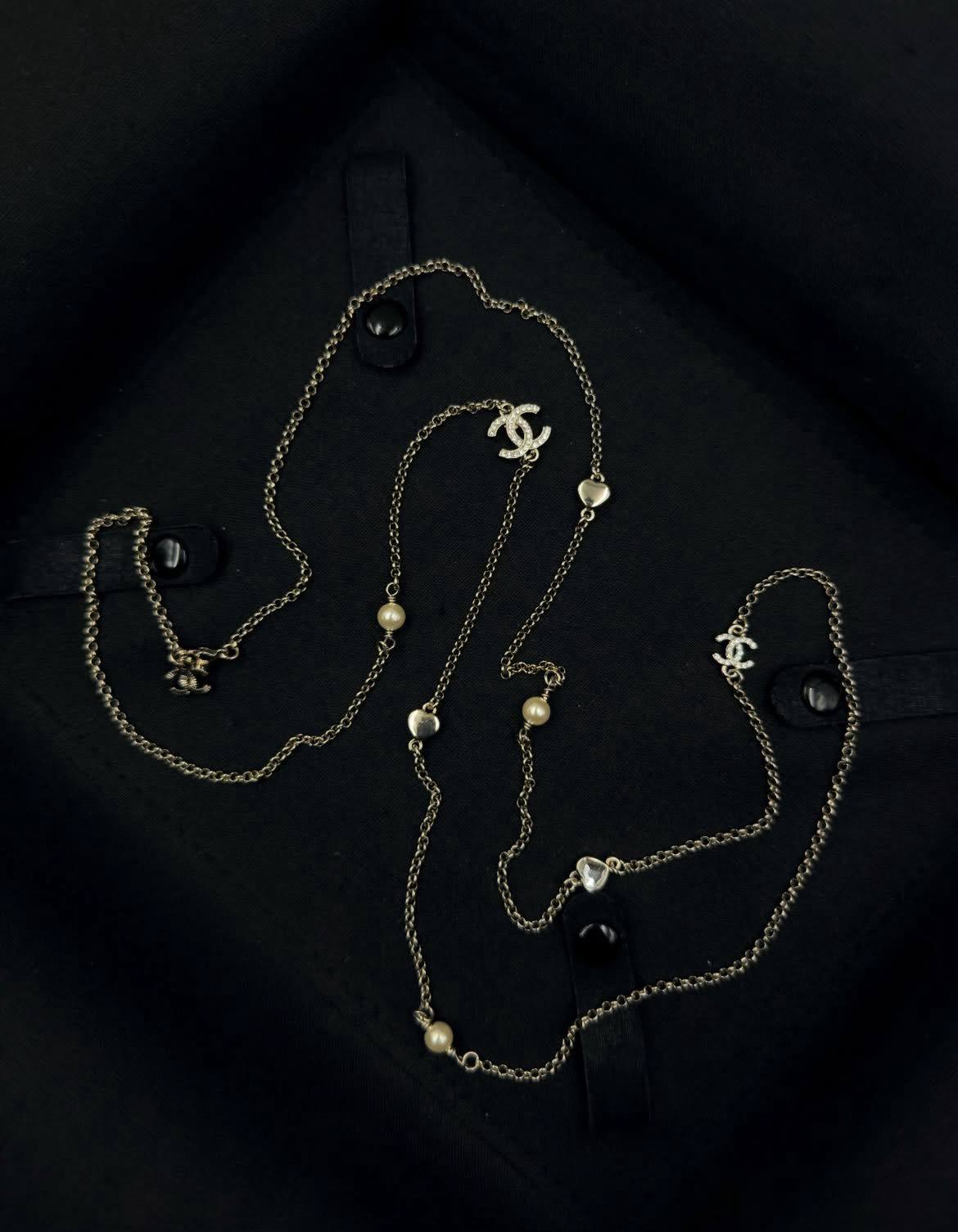 *CHANEL* 🤍
* Long Chain Necklace 
* Gold-Finish Metal with Stones 
* ⁠↗️ *Super Master Quality ®️* 🫆
*105 dhs❣️* with *Normal* Box & Bag
*150 dhs❣️* with *Orignal* Packaging

Zain106
♥️♥️♥️