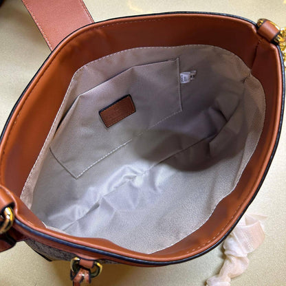 GUCCI 
GOOD QUALITY WITH BOX 
110 dhs🇦🇪🇦🇪

Zain295
♥️♥️♥️
