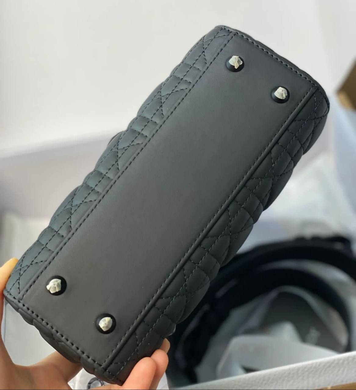 DIOR 
 GOOD QUALITY 
120 dhs✅
SIZE: 24cm

Zain39
♥️♥️♥️
