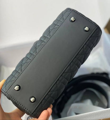 DIOR 
 GOOD QUALITY 
120 dhs✅
SIZE: 24cm

Zain39
♥️♥️♥️