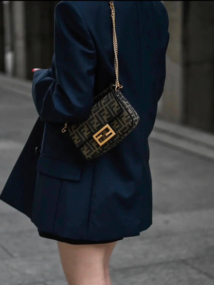 FENDI 
MASTER QUALITY
 WITH BOX 
240 dhs✅

Zain295
♥️♥️♥️