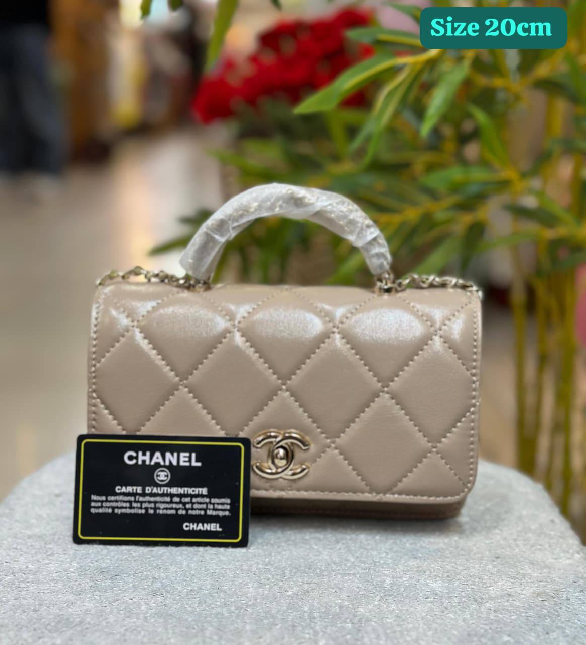 Chanel
Good quality 
with box 
100 dhs✅

Zain290
♥️♥️♥️