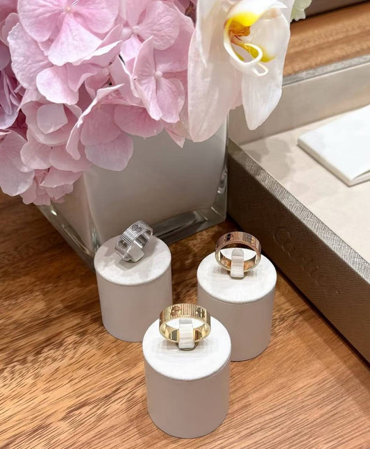 cartier ❤️‍🔥*
Ring 💍 size 👇
6,7,8,9
Master quality 💯
With normal boxes 📦 
50 dhs🪙💚
With master box 🗃️ 
80 dhs🪙💚

Zain216
♥️♥️♥️