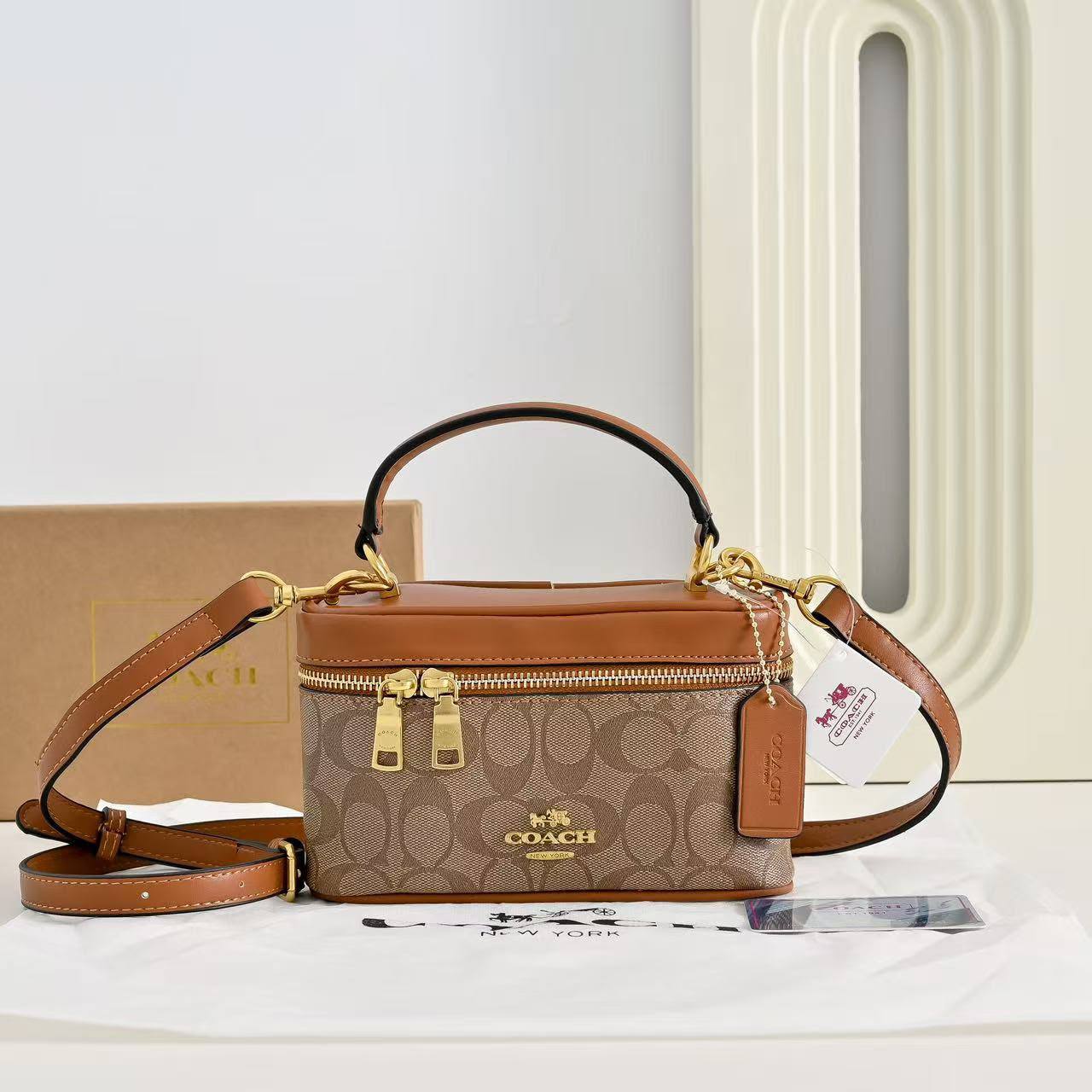 Coach
Coach
95 dhs🇦🇪🇦🇪
with box
size 19×6×11cm

Zain42
♥️♥️♥️