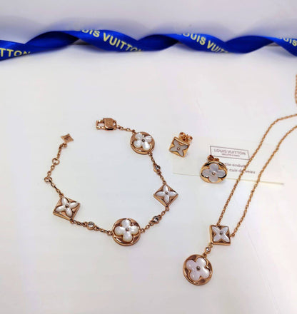 LV SET❤️‍🔥*
Necklace 🦋
Bracelet 🌸
Earring 🌊
Master quality 💯
With normal boxes 🗃️ 
150 dhs❣️
With master box 📦 
170 dhs❣️

Zain216
♥️♥️♥️