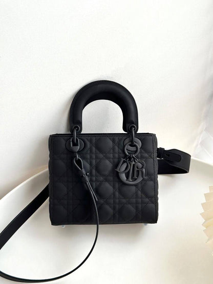 Dior

100 dhs🇦🇪🇦🇪

With box
20 cm

Zain219
♥️♥️♥️