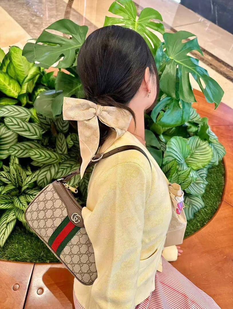 Gucci
85 dhs🪙💕

with box
🎁🎁🎁

size 25×9×14cm

Zain44
♥️♥️♥️
