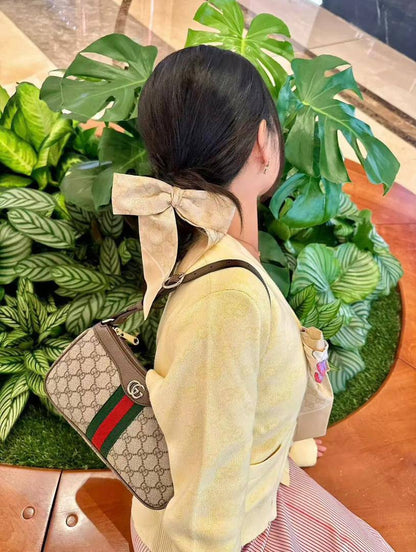 Gucci
85 dhs🪙💕

with box
🎁🎁🎁

size 25×9×14cm

Zain44
♥️♥️♥️
