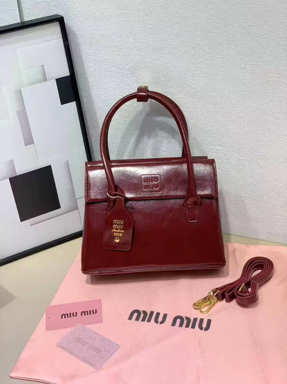 Miu miu

Good  QUALITY 

SIZE：25×10×17cm
100 dhs🇦🇪🇦🇪

Zain04
♥️♥️♥️