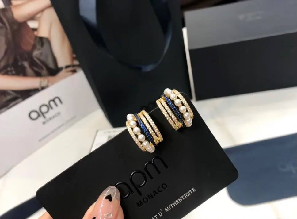 Apm 😍*
Necklace 💥
Earring 🦋
Master quality 💯
With normal boxes 🗃️ 
170 dhs🇦🇪🇦🇪

With master box 📦 
200 dhs🇦🇪🇦🇪

Zain216
♥️♥️♥️