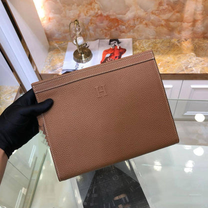 💖 Brand Clutch

1️⃣ First quality +🎁

Size : 28 * 18.5 cm
65 dhs🇦🇪🇦🇪

with box 🎁

Zain115
♥️♥️♥️