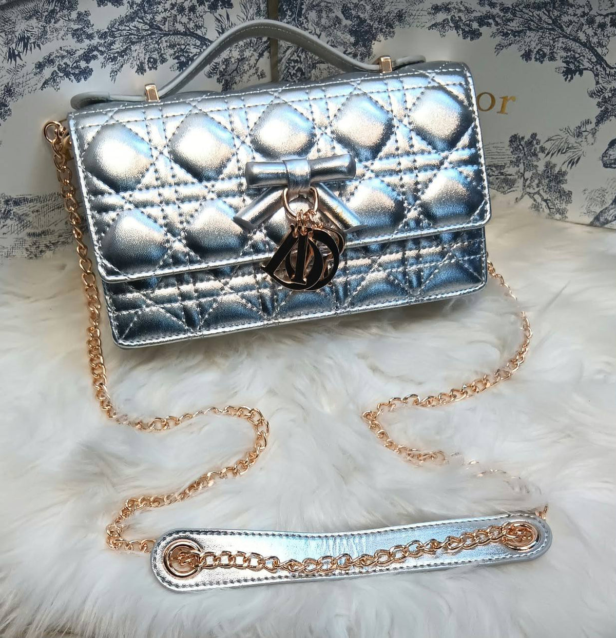 Dior

New arrival 
22cm
120 dhs🇦🇪🇦🇪

with box

Zain118
♥️♥️♥️