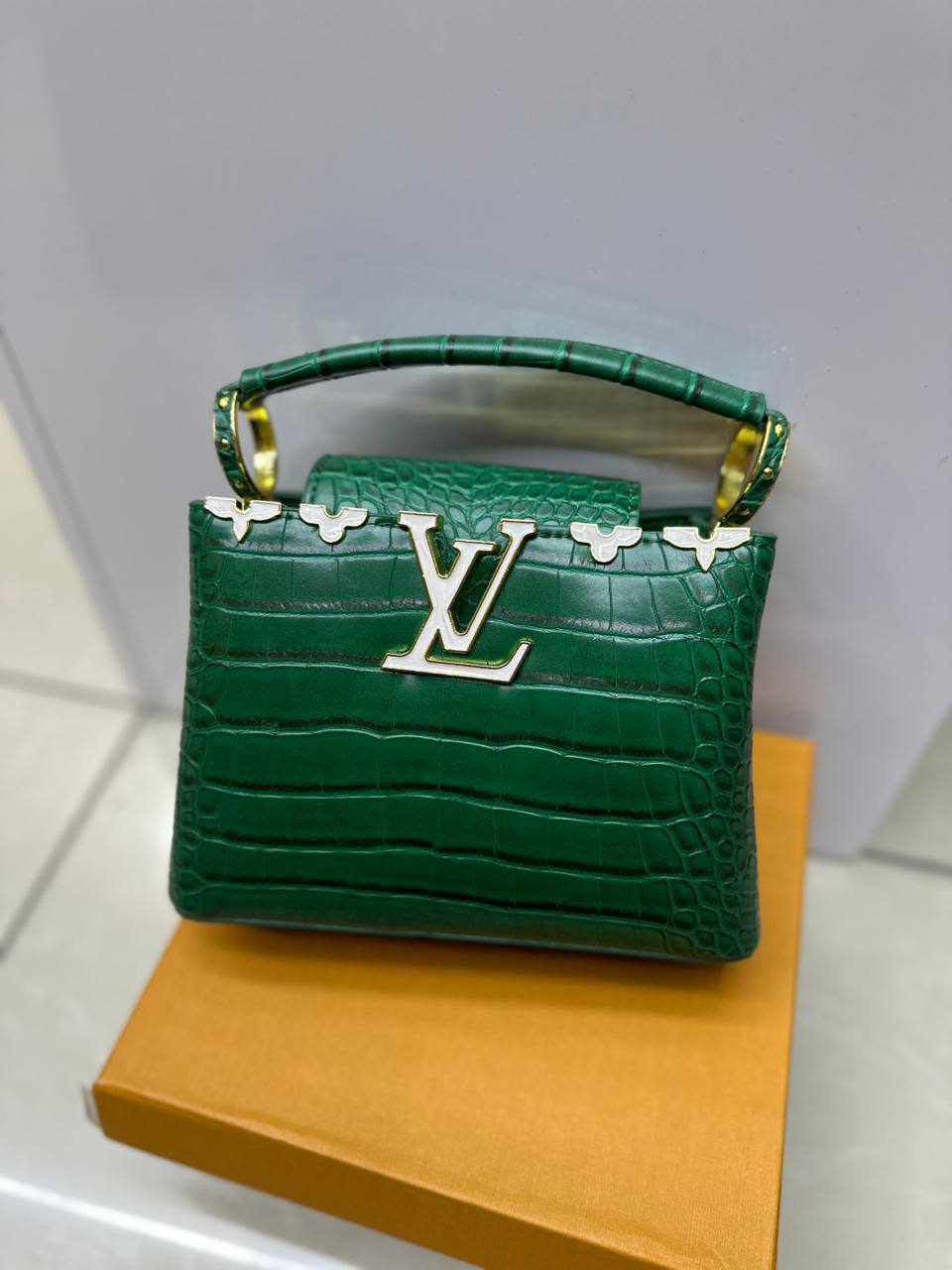 Loius vuittion

Good quality 

Size 20cm
100 dhs🇦🇪🇦🇪

With box 📦 
Zain70 
♥️♥️♥️
