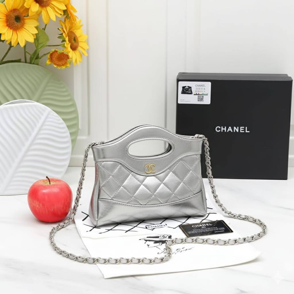 CHANEL 31 ɴᴀɴᴏ
ᴍɪɴɪ sʜᴏᴘᴘɪɴɢ ʙᴀɢ
ǫᴜɪʟᴛᴇᴅ ʟᴇᴀᴛʜᴇʀ
ɢᴏʟᴅ ʜᴀʀᴡᴀʀᴇ
sɪᴢᴇ : 20 cm

ᴡɪᴛʜ BOX
🎁🎁🎁

90 dhs🪙🌺

Zain31
♥️♥️♥️
