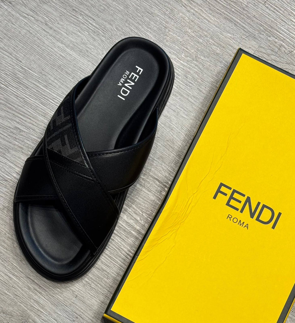 Prada 
Fendi
Slippers

40 to45 

115 dhs🇦🇪🇦🇪

Zain183
♥️♥️♥️