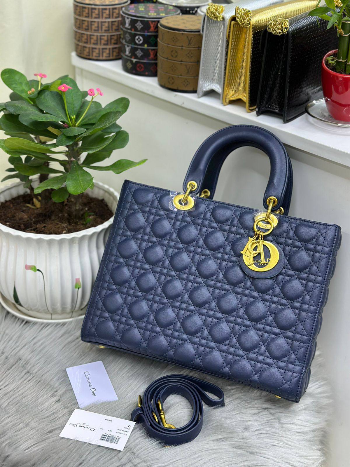DIOR
SIZE  ………32CM 🥰
120 dhs💓

Zain51
♥️♥️♥️