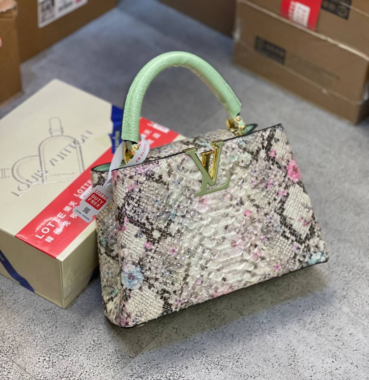 LV
high quality 
350 dhs✅

Zain175
♥️♥️♥️