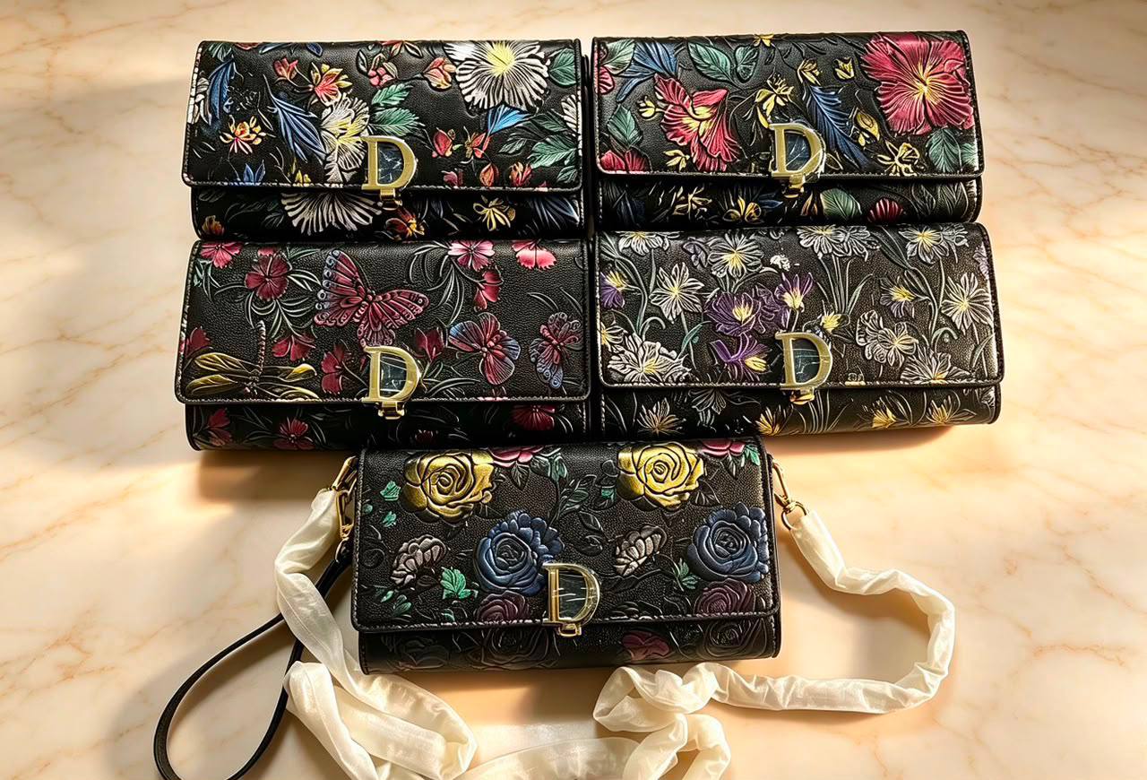 Dior
105 dhs✅
size：21cm
High-quality with box

Zain35
♥️♥️♥️