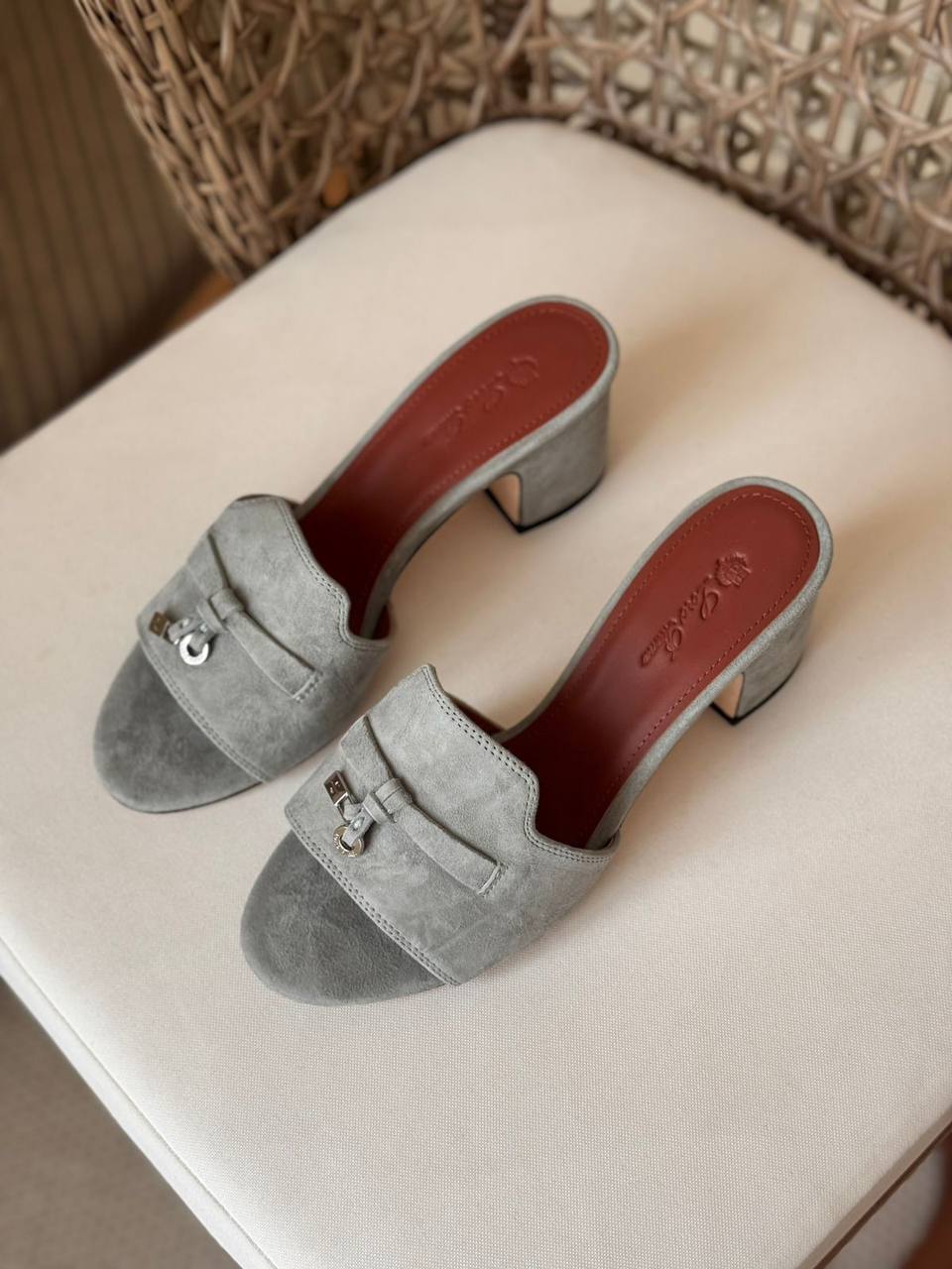 LORO PIANA 🩵
Size: 36 to 41
Super master quality
450 dhs✅

Zain198
♥️♥️♥️