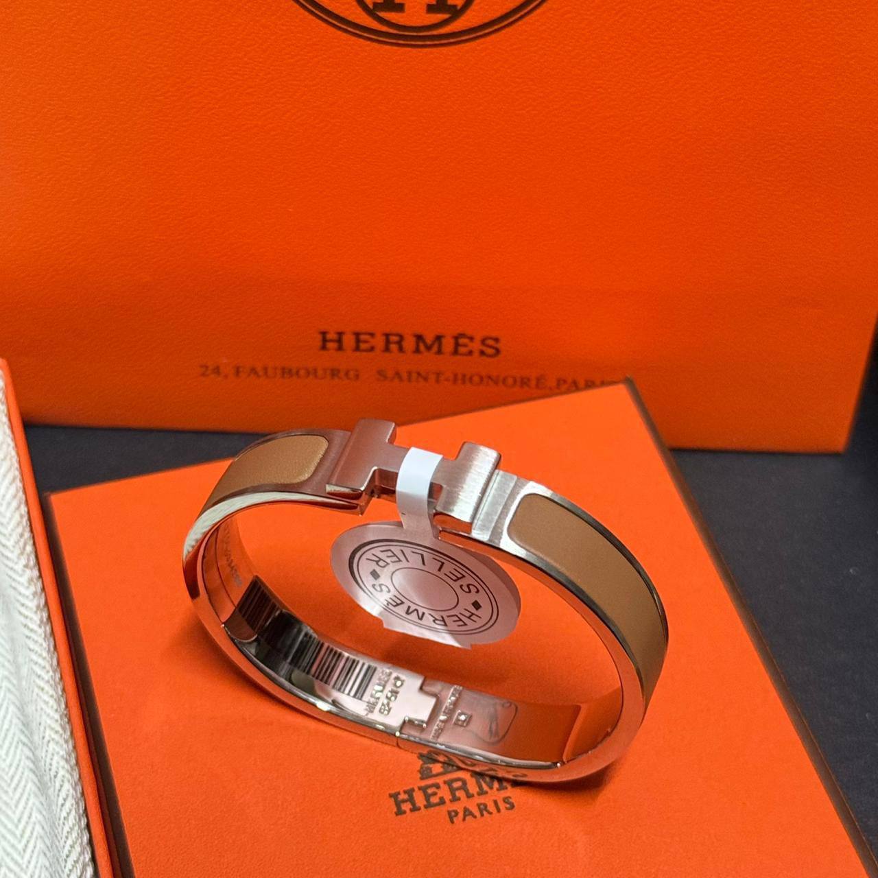 Hermes 🔥*
Bangle 🦋
Super master quality 💯
Size available 19,21✨
With normal boxes 📦 
90 dhs🌺
With master box 🗃️ 
105 dhs🌺

Zain216
♥️♥️♥️