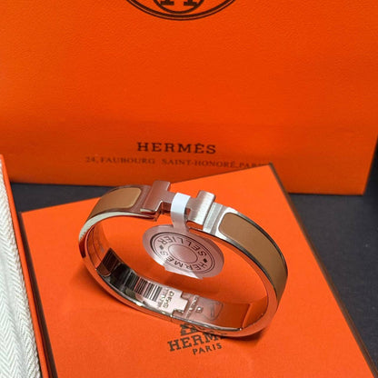 Hermes 🔥*
Bangle 🦋
Super master quality 💯
Size available 19,21✨
With normal boxes 📦 
90 dhs🌺
With master box 🗃️ 
105 dhs🌺

Zain216
♥️♥️♥️