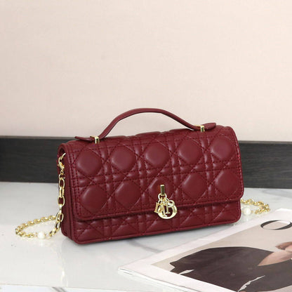 Dior
Best quality with box’s 
110 dhs✅
size 21 cm

Zain290
♥️♥️♥️