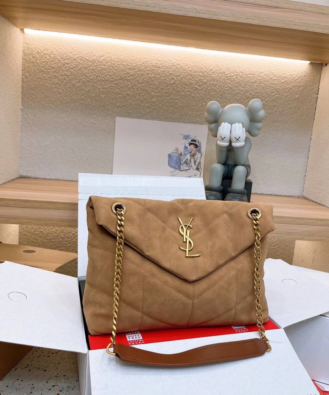 YSL
90 dhs🪙🌨️

size：24cm
Good quality 


with box
🎁🎁🎁

Zain35
♥️♥️♥️