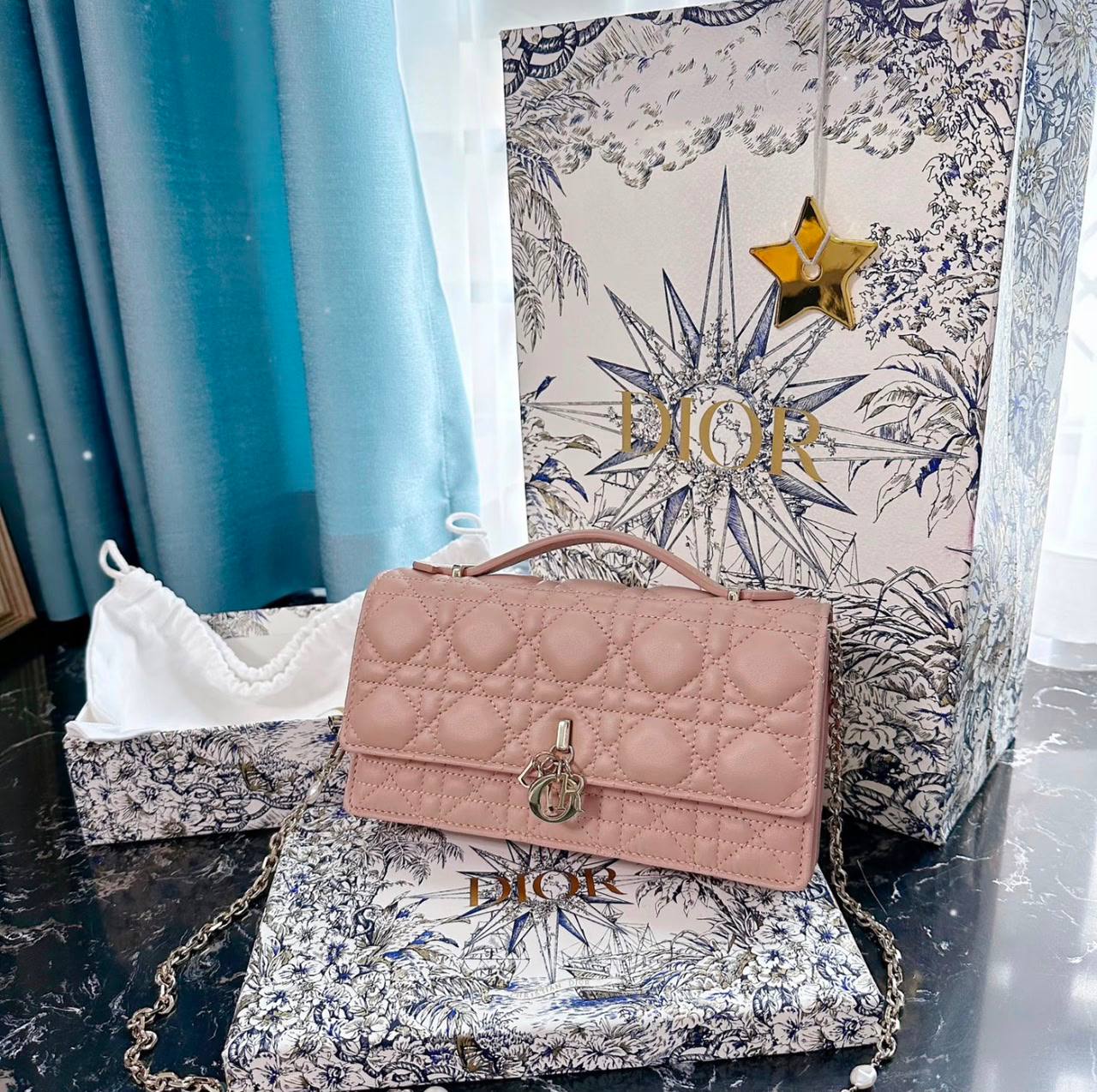 Dior
110 dhs✅
size：22cm
Good-quality 

with box🎁🎁🎁

Zain35
♥️♥️♥️