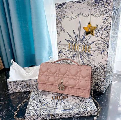 Dior
110 dhs✅
size：22cm
Good-quality 

with box🎁🎁🎁

Zain35
♥️♥️♥️