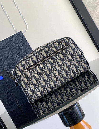 LV - Dior
Men's Toilettery Bag 
Master Quality
155 dhs❣️

Zain33
♥️♥️♥️
Man Pouch 👝 
Hand bag