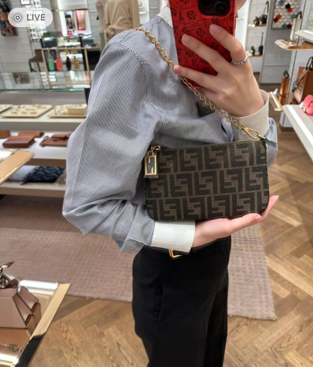 Fendi 

80 dhs✅

with box
🎁🎁🎁

size 22×3×13cm

Zain213
♥️♥️♥️