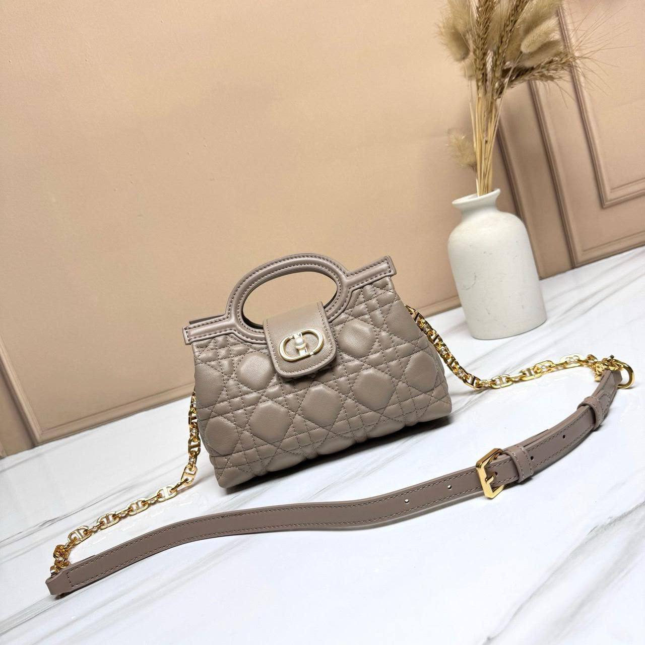 Dior 
Master🌺🌺
300 dhs✅
#17cm🩷🙋‍♂️

Zain228
♥️♥️♥️