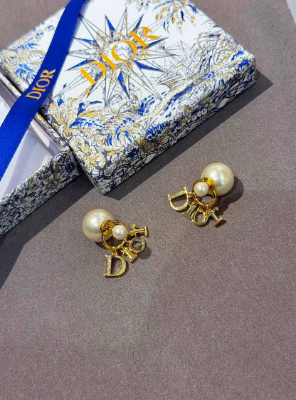 Dior
Master Earring
85 dhs✅
normal box🎁

Zain209
♥️♥️♥️