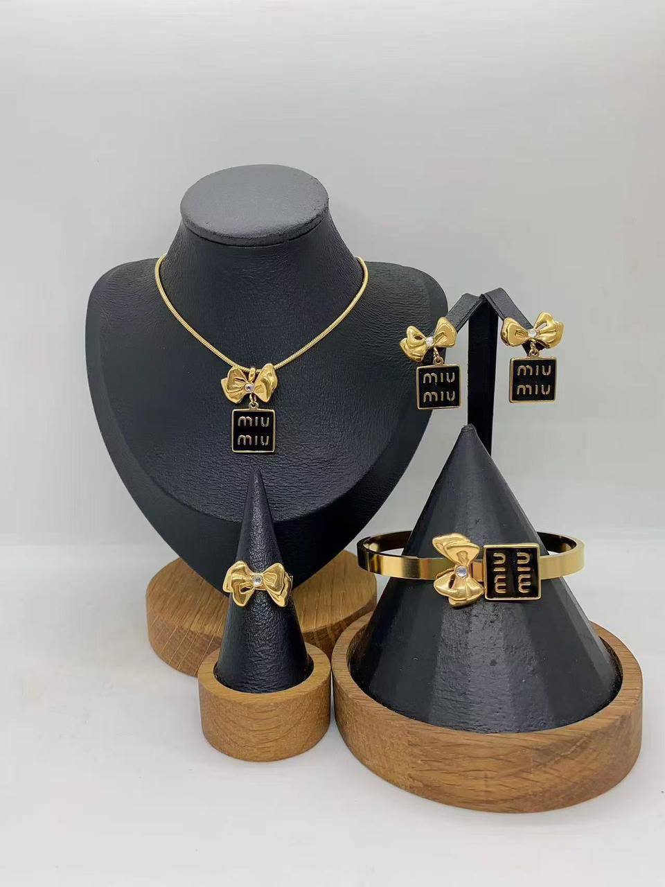 New sets

50 dhs

Zain45
♥️♥️♥️