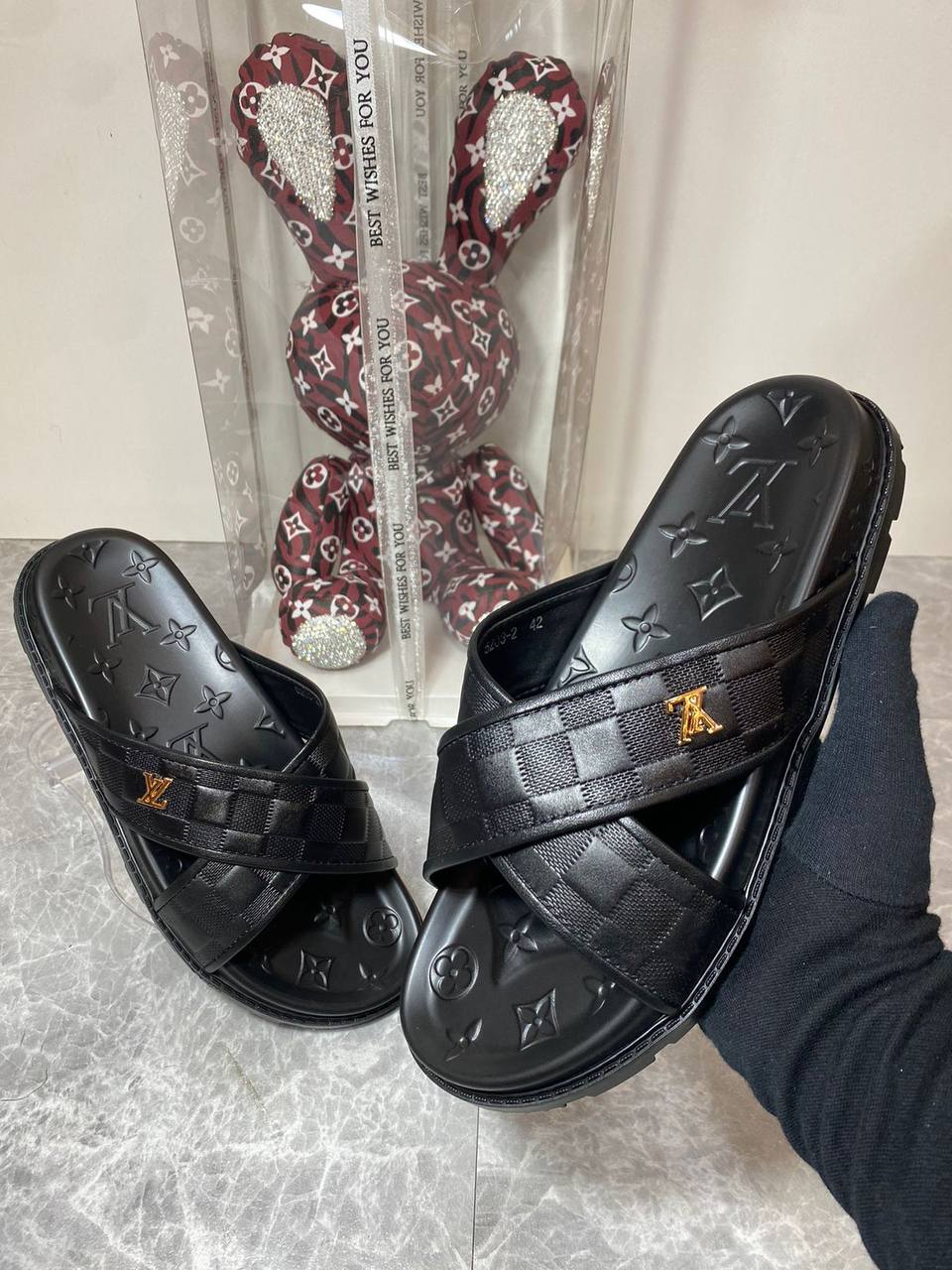 RAMADAN 
OFFER OFFER 🤩🤩
LV slippers
120 dhs🇦🇪

Zain242
♥️♥️♥️