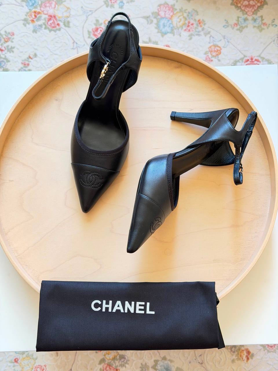 CHANEL
Master quality 
Size: 36 to 41
450 dhs💓

Zain318
♥️♥️♥️