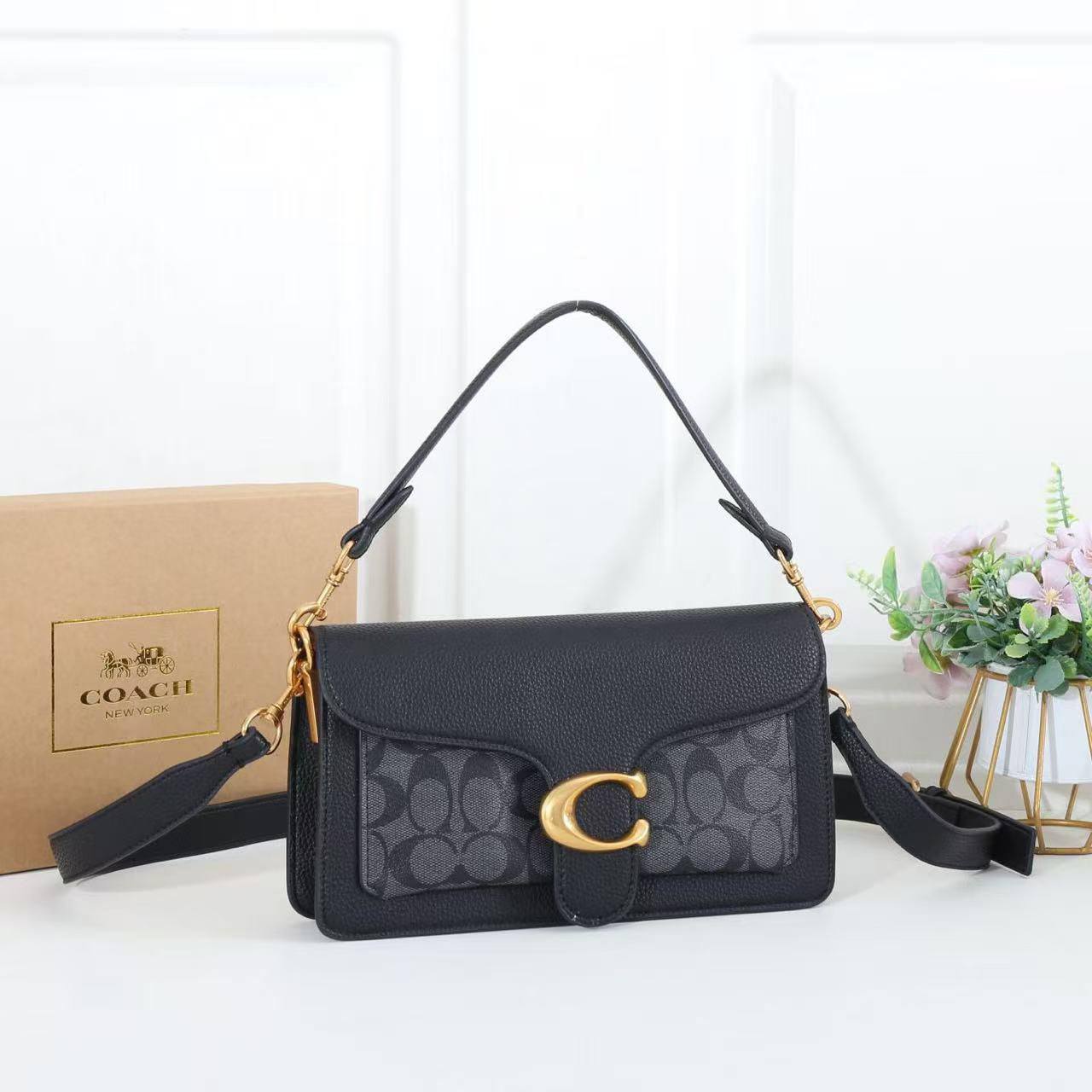 Coach   
100 dhs🌺

with box 📦 

Good quality 

Zain253
♥️♥️♥️
