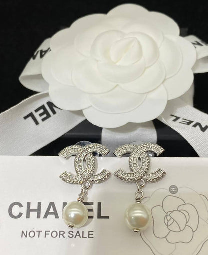 CHANEL❤️‍🔥*
Earring 🦋
Master quality 💯
With normal boxes 📦 
45 dhs❣️
With master box 🗃️ 
55 dhs❣️

Zain216
♥️♥️♥️