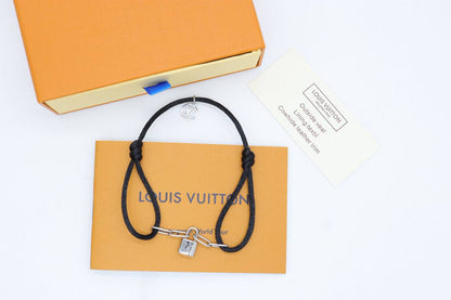 Bracelet 
55 dhs💓
+Box and paper bag🎁

Zain33
♥️♥️♥️