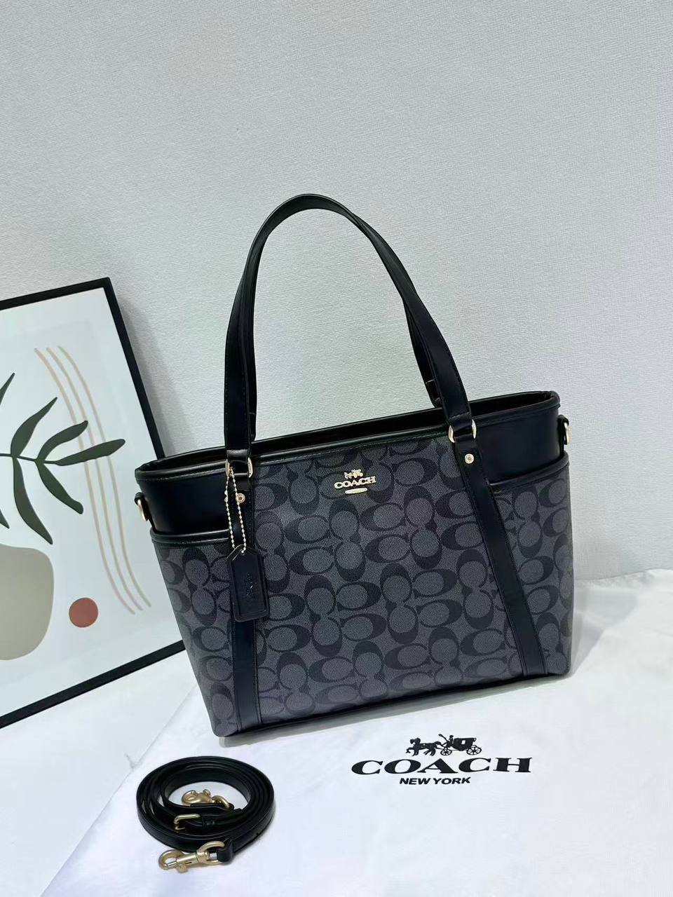 Coach
size 30cm 
good quality 
110 dhs✅

Zain278
♥️♥️♥️