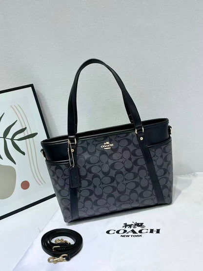 Coach
size 30cm 
good quality 
110 dhs✅

Zain278
♥️♥️♥️