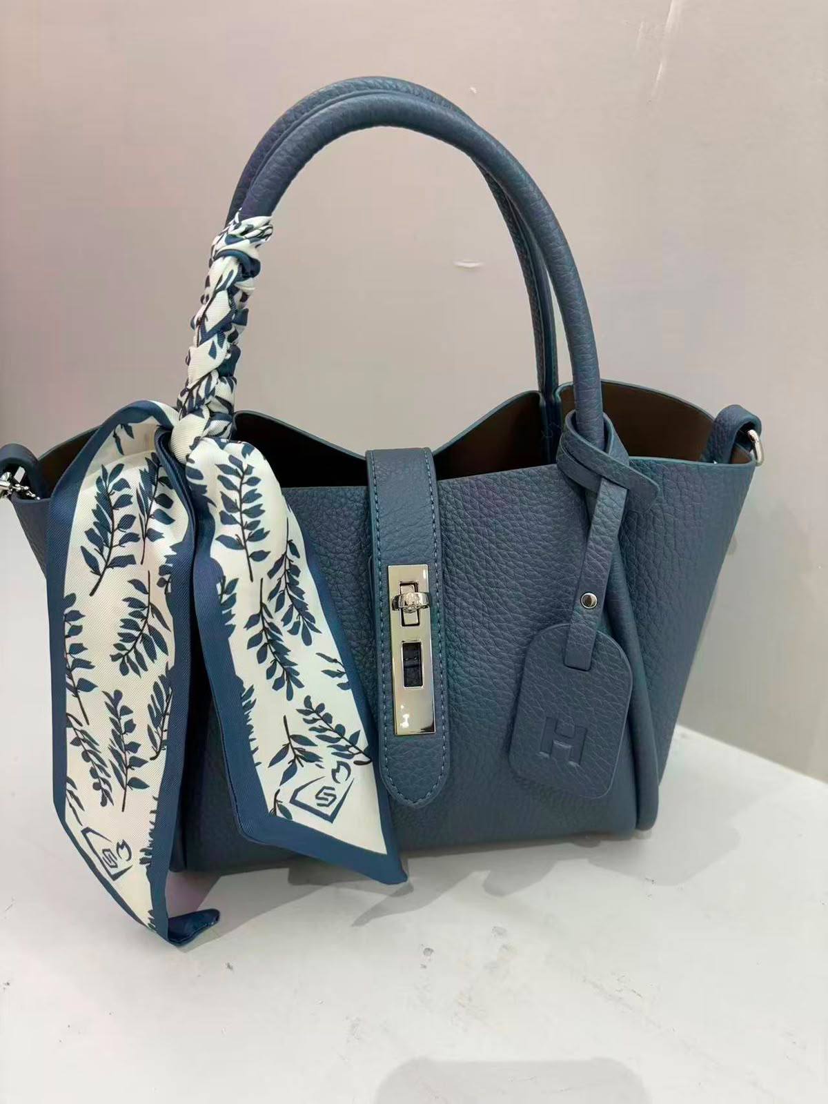 Hermes 

Bag the wholesale 
115 dhs🇦🇪🇦🇪

Size 25cm 
Zain161
♥️♥️♥️