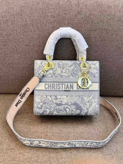Dior
110 dhs🪙🌨️
high quality

Zain26
♥️♥️♥️